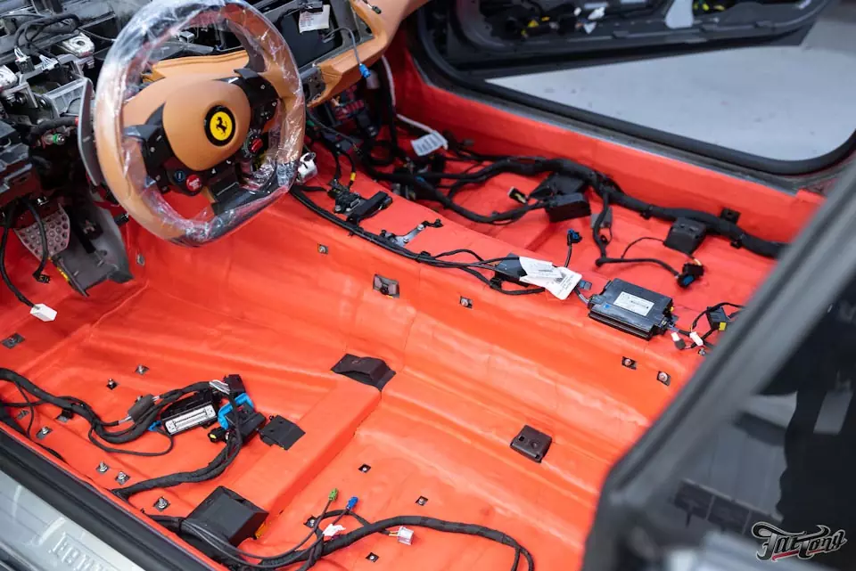 Ferrari GTC4Lusso. Комплексная шумоизоляция салона. Пошив салона. Множество карбона. Окрас масок фар. Часть 1.